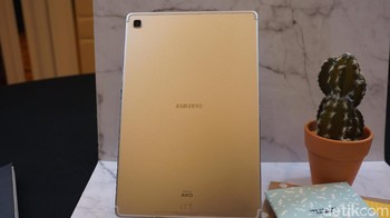 Tersemat kamera depan 8 MP, dan di belakang 13 MP. Foto: Firdaus Anwar/detikINET