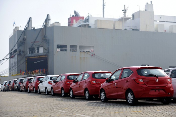 All New Honda Brio dari Indonesia diekspor ke Filipina. Mobil tersebut berbaris rapi di pelabuhan Tanjung Priok, Jakarta, sebelum masuk kapal, Rabu (10/4).