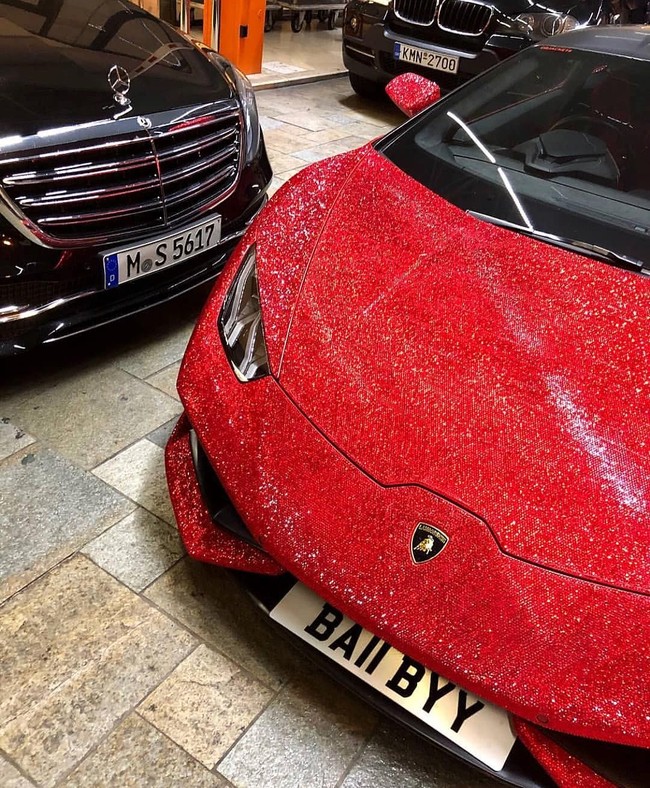 Tak hanya satu, Daria memiliki mobil lain yang juga dihiasi Swarovski, yaitu Lamborghini Huracan dan Mercedes CLS. Foto: Dok. Instagram Daria Radionova