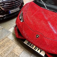 Tak hanya satu, Daria memiliki mobil lain yang juga dihiasi Swarovski, yaitu Lamborghini Huracan dan Mercedes CLS. Foto: Dok. Instagram Daria Radionova