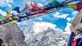 Kain yang berkibar-kibar menandakan angin yang kencang. Foto: Oppo