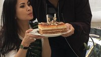 Ulang tahun pernikahan Liliana dan Hary Tanoesoedibjo yang ke 32 tahun. Keduanya tampak mesra menium lilin cake ulang tahun. Foto: Instagram@liliana_tanoesoedibjo