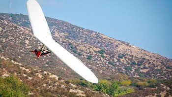 Paragliding sangat menyenangkan bagi yang menyukainya, tapi cukup mengerikan bagi yang melihat. Foto: Bethany Mollenkof/Los Angeles Times via Getty Images via Postfun