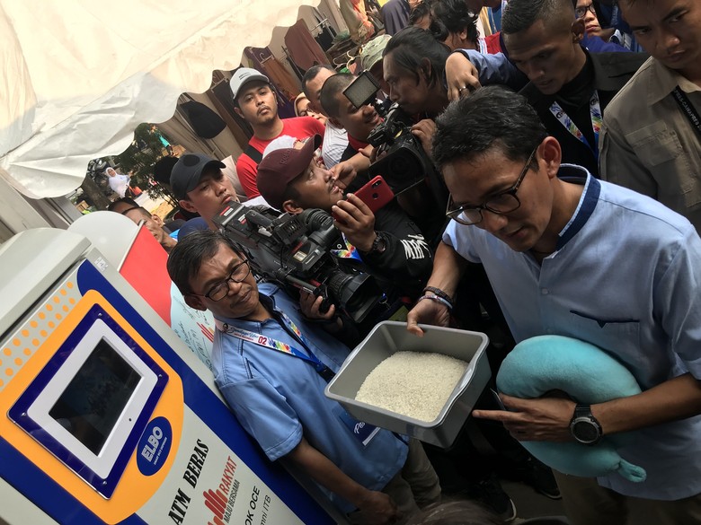 Cek ATM Beras, Sandiaga: Ini Bukti Teknologi Anak Bangsa Cek ATM Beras, Sandiaga: Ini Bukti Teknologi Anak Bangsa