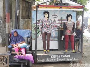 Muchtar Mainkan Boneka Panggung Didampingi Istri yang Strok