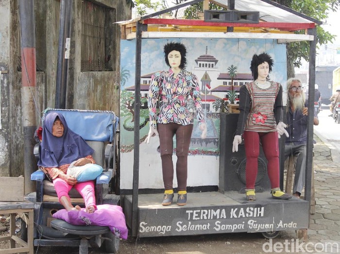 Muchtar Mainkan Boneka Panggung Didampingi Istri yang Strok