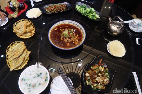 Saat makan bersama, biasanya masyarakat China mengeluarkan beberapa sajian menu. Untuk makanan pokok ada nasi dan mantou yang bisa dipilih. Kemudian olahan sayur dan daging sebagai lauk. (Bonauli/detikcom)