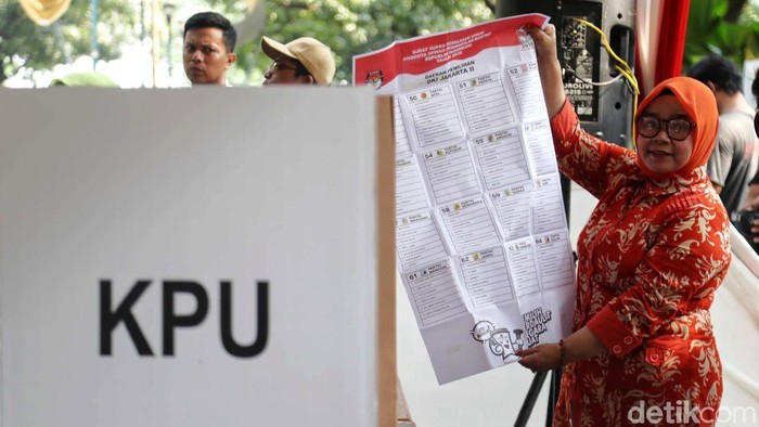 KPU Kota Jakarta Pusat menggelar simulasi pencoblosan dan penghitungan surat suara. Simulasi tersebut diselenggarakan di Taman Suropati, Menteng, Jakarta Pusat.