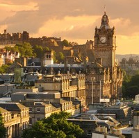 Di balik keindahannya, Edinburgh di Skotlandia ternyata menyimpan kisah horror. Terdapat jalan bernama Real Mary King di area bawah tanah Edinburgh. Jalan tersebut konon merupakan lokasi di mana korban yang terkena wabah Black Plague pada era 1347 hingga 1351 dikarantina dan dibiarkan mati. Foto: iStock
