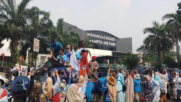 Massa berjoget-joget sambil menyanyikan lagu kampanye Prabowo-Sandi.