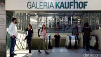 Galeria Kaufhof yang ada di Kota Dusseldorf bahkan punya Stasiun Subway sendiri. Turun di stasiun ini, traveler bisa langsung berbelanja ke Galeria Kaufhof. (Wahyu Setyo/detikcom)