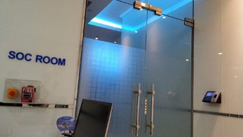 Kalian akan melewati sejumlah ruangan mulai dari SIS Admin Room, Small Conference, SOC Room, dan War Room. Khusus untuk War Room ini lebih terbatas lagi yang bisa memasukinya. Foto: detikINET/Agus Tri Haryanto