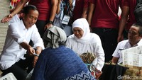 Jokowi membeli kedondong seberat 4 kg.