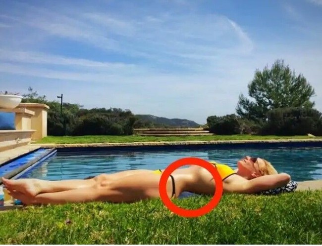 Britney Spears beberapa waktu lalu memposting foto tiduran dengan bikini di kolam renang. Berusaha jadi body goals, malah kena nyinyiran netizen yang menuduh bahwa Britney melakukan Photoshop pada fotonya ini. Pinggangnya dibuat kecil hingga tak menyentuh rumput. Netizen berkomentar bahwa bentuk tubuhnya tidak realistis. Foto: Instagram