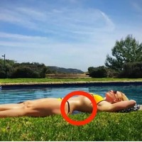 Britney Spears beberapa waktu lalu memposting foto tiduran dengan bikini di kolam renang. Berusaha jadi body goals, malah kena nyinyiran netizen yang menuduh bahwa Britney melakukan Photoshop pada fotonya ini. Pinggangnya dibuat kecil hingga tak menyentuh rumput. Netizen berkomentar bahwa bentuk tubuhnya tidak realistis. Foto: Instagram