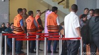 Seperti biasa tersangka KPK ini mengenakan rompi oranye lengkap dengan tangan diborgol.