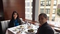 Makan bersama di Porter House Bar and Grill, Inggris. Liliana bersama dengan sang suami terlihat menyantap sajian mewah dan enak. Nyam! Foto: Instagram@liliana_tanoesoedibjo