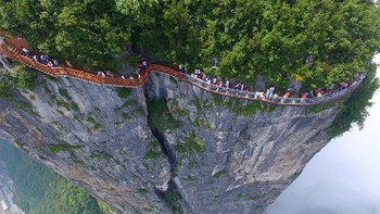 Berlokasi di Zhangjiajie, China, jembatan kaca sepanjang 100 meter dengan lebar 1,6 meter ini nangkring di salah satu sisi tebing gunung Tianmen. Semoga saja ini adalah kaca terkuat di planet Bumi. Foto: VCG/VCG via Getty Images via Postfun