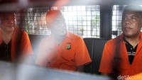 Satgas Antimafia Bola Polri melimpahkan tersangka dan barang bukti terkait kasus dugaan pengaturan skor sepakbola. Ada 6 tersangka yang diserahkan ke Kejaksaan Agung (Kejagung).