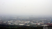 Dari kejauhan, masih ada industri yang mencoba eksis di Kota Oberhausen. Sayang saat itu cuaca sedang berkabut dan hujan. (Wahyu Setyo/detikcom)