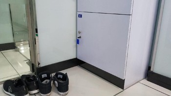 Ketika hendak memasuki ruangan yang bernama mesin Ais itu, alas kaki juga harus dilepaskan terlebih dahulu. Pintu pertama ini juga tidak bisa dilalui sembarang orang, hanya yang memiliki akses yang dapat bikin pintu tersebut terbuka. Foto: detikINET/Agus Tri Haryanto