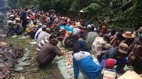 Warga kemudian makan bersama.