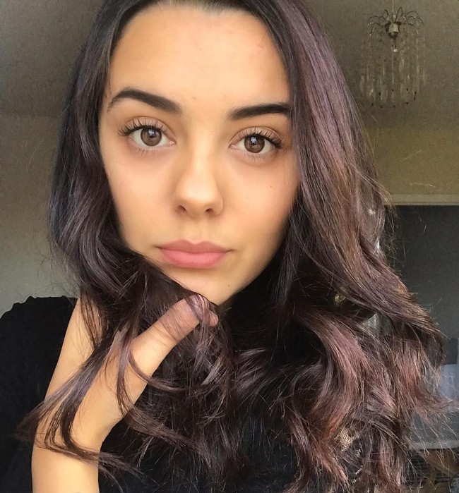 Hidup tanpa air tentu sangat sulit. Hal ini dialami oleh Cherelle Farrugia, wanita asal Inggris. Bukan karena tidak ada air di rumahnya tapi ia didiagnosa mengidap alergi air atau Aquatic Urticaria. Foto: Instagram/Cherelle Farrugia