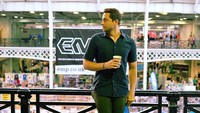 Dengan secangkir kopi hangat, Zachary pasang pose kalem dan keren yang membuat banyak penggemarnya senang. Foto: Instagram @zacharylevi