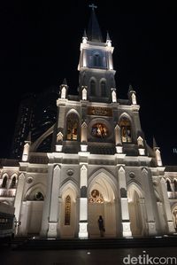 Nongkrong di Gereja 'Crazy Rich Asians' Singapura Malam Hari