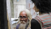 Sudah dua tahun, Muchtar menggelar pertunjukan yang dinamainya Boneka Musik ini di pinggir jalan. Ia mengais rezeki lewat pundi-pundi rupiah yang diberikan pengendara.