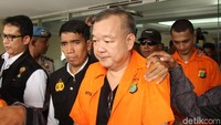 Ada 6 tersangka yang akan diserahkan oleh polisi siang ini. Selain Anik, lima tersangka lain adalah Priyanto alias Mbah Pri, Mansyur Lestaluhu, Nurul Safarid, Tjan Ling Eng alias Johar, dan Dwi Irianto alias Mbah Putih. 