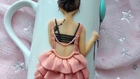  Duh desain gelas yang satu ini bikin gemas ya? Gambar wanitanya terlihat cantik dengan gaun pink dan rambut dicempol.  Foto: instagram @cup_island