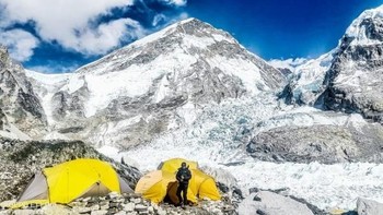 Potret seorang pendaki dan kemahnya dan dibelakangya adalah pegunungan. Foto: Oppo