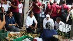 Ekspresi Jokowi Saat Belanja Kedondong di Probolinggo
