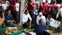 Jokowi juga sempat berbincang dengan pedagang kedondong. 