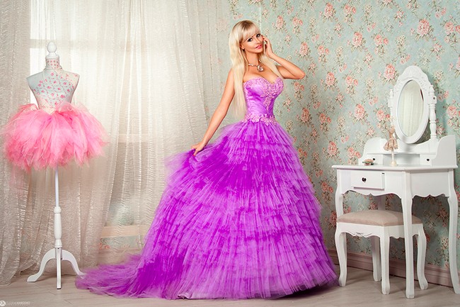 Sehari-harinya Tatiana memakai rambut palsu, makeup dan mengenakan busana ala Barbie. Foto: Dok. Tuzova.com