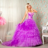 Sehari-harinya Tatiana memakai rambut palsu, makeup dan mengenakan busana ala Barbie. Foto: Dok. Tuzova.com