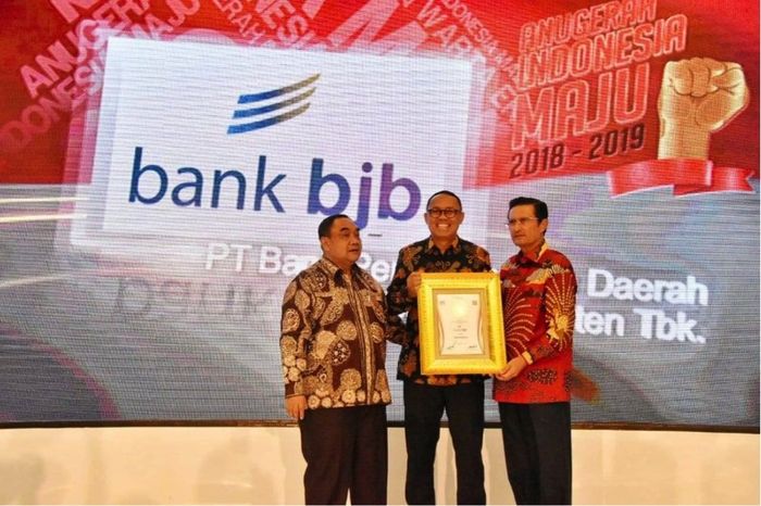 Penghargaan diterima Direktur Kepatuhan dan Manajemen Risiko yang melaksanakan tugas Direktur Utama bank bjb Agus Mulyana. Foto: dok. bjb Penghargaan diterima Direktur Kepatuhan dan Manajemen Risiko yang melaksanakan tugas Direktur Utama bank bjb Agus Mulyana. Foto: dok. bjb