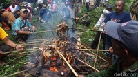 Ratusan ayam dibakar saat warga menggelar acara Wangan Cenginging.