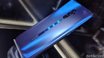 Keduanya memiliki perbedaan di spesifikasinya. Foto: Adi Fida Rahman/detikINET