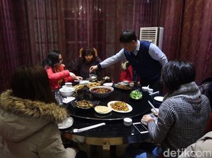 Tradisi Makan Bersama di China, yang di Tengah Harus Bayar