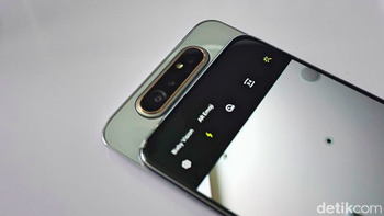Samsung mangatakan motor pengerak pop-up tidak akan mengangkat jika bagian atas kamera tertahan. . Foto: Firdaus Anwar/detikinet