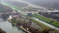 Dari kejauhan, tampak kanal-kanal pecahan Sungai Rhine mengalir melewati Kota Oberhausen. Sungai ini memegang peran penting buat transportasi barang di masa lalu. (Wahyu Setyo/detikcom)