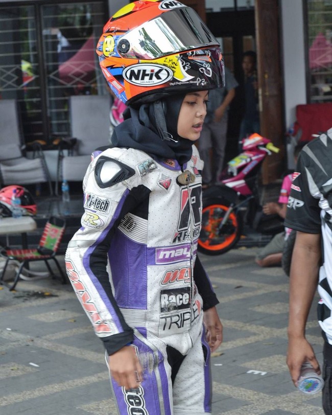 Ibunya sempat tak setuju dengan apa yang dilakukan Kintan. Image pembalap yang ngebut-ngebutan membuat ibunya khawatir. Namun, Kintan membuktikan dirinya bisa berprestasi. Foto: Instagram/Kintaanmary