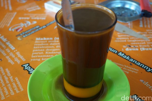 Ada juga opsi kopi susu, rasanya tidak terlalu pekat dan tidak terlalu manis, cocok di lidah (Shinta/detikcom) Ada juga opsi kopi susu, rasanya tidak terlalu pekat dan tidak terlalu manis, cocok di lidah (Shinta/detikcom)
