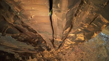 Foto yang memperlihatkan pendaki tebing ini mengerikan sekaligus menarik, sehingga memenangkan tempat pertama di International Photography Drone Footage Photography 2016. Foto: TheSuperOcean.com/Pinterest via Postfun