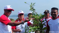 Dalam kesempatan tersebut Direktur Utama Perum Jasa Tirta II Saefudin Noer diampingi Wakil Bupati Purwakarta Aming juga menyerahkan pohon kepada warga untuk ditanam di sekitar Waduk Jatiluhur.