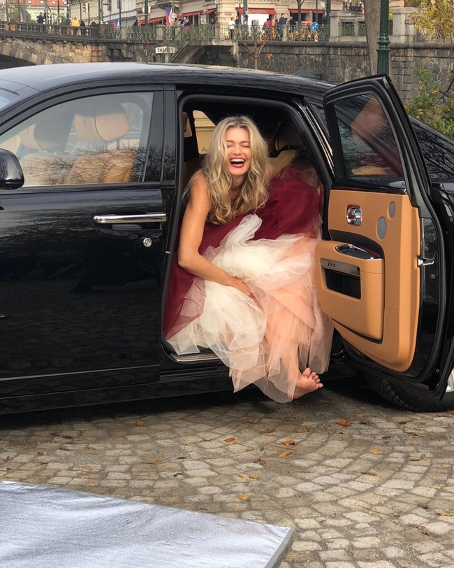 February lalu Paulina mengungkapkan tentang sesi ultherapy-nya dan menjelaskan bahwa pengobatan pengencangan leher non-invasif yang dia gunakan untuk tetap terlihat awet muda, tetapi dia mengakui bahwa perawatan mahal itu menyakitkan Foto: Instagram @paulinaporizkov