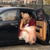 February lalu Paulina mengungkapkan tentang sesi ultherapy-nya dan menjelaskan bahwa pengobatan pengencangan leher non-invasif yang dia gunakan untuk tetap terlihat awet muda, tetapi dia mengakui bahwa perawatan mahal itu menyakitkan Foto: Instagram @paulinaporizkov