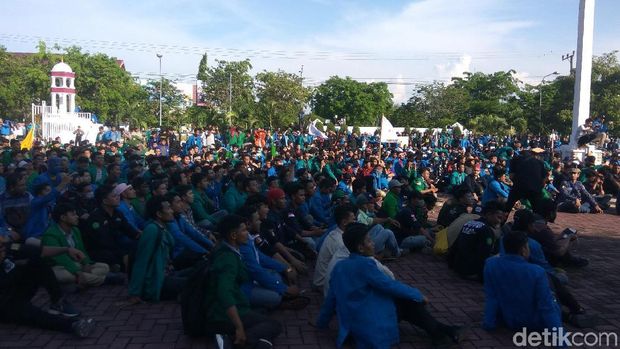 Demo Tolak Tambang di Aceh Rusuh Lagi, Pagar-Plang Kantor Gubernur Dicopot